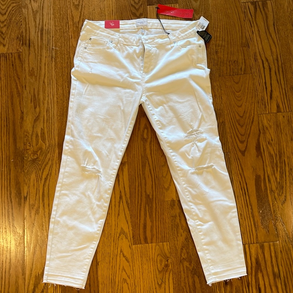 White ankle skinny jeans, Celebrity Pink. NWT never worn. White denim